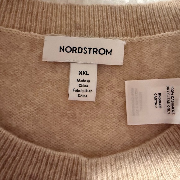 Gently Worn Nordstrom Cream Cashmere Crew Neck Sweater - Picture 2 of 3